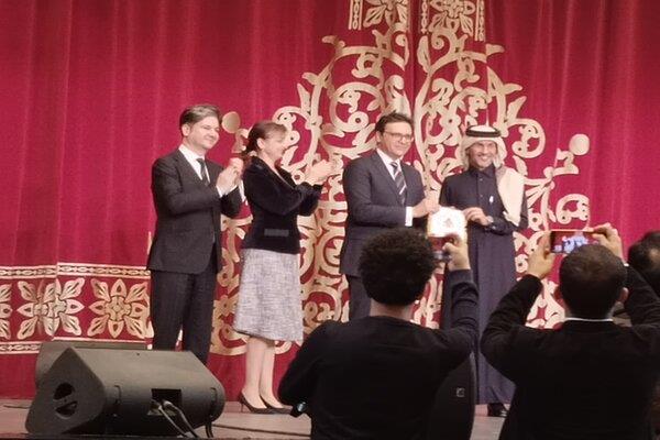 تكريم ضيف الشرف رومانيا أوليفيا تودرين في حفل ختام معرض القاهرة الدولي للكتاب في دورته الـ57