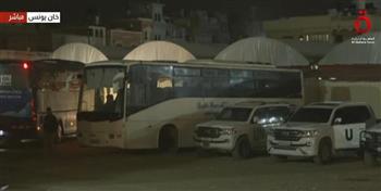 وصول حافلة مسافرين عائدين لغزة عبر معبر رفح إلى مجمع ناصر الطبي