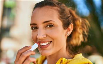 لماذا تحب بعض النساء جمع مرطبات الشفاه والشموع؟