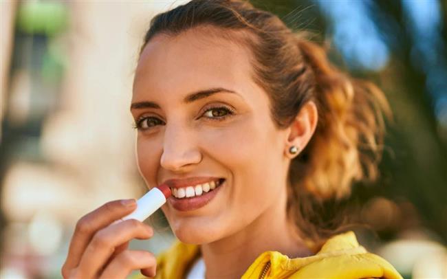 لماذا تحب بعض النساء جمع مرطبات الشفاه والشموع؟