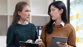 للموظفات.. مواقف يتحول فيها لطفك الزائد إلى باب للاستغلال