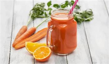 ماذا يحدث لجسمك عند شرب عصير الجزر والبرتقال بانتظام؟.. تقرير يجيب