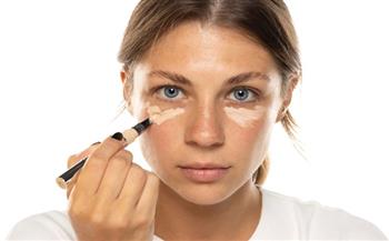 للتخلص من التشققات الناتجة عن وضع الكونسيلر في الشتاء.. اتبعي تلك الخطوات