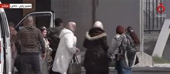 وصول حافلة تقل الدفعة الثانية من الفلسطينيين العائدين إلى معبر رفح استعدادا للدخول لقطاع غزة