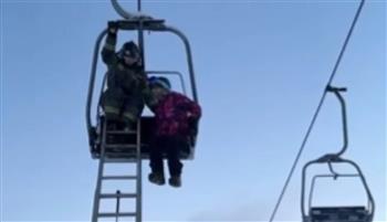 بين الموت والحياة.. 50 شخصًا معلقون وسط السماء في صقيع موسكو (فيديو)