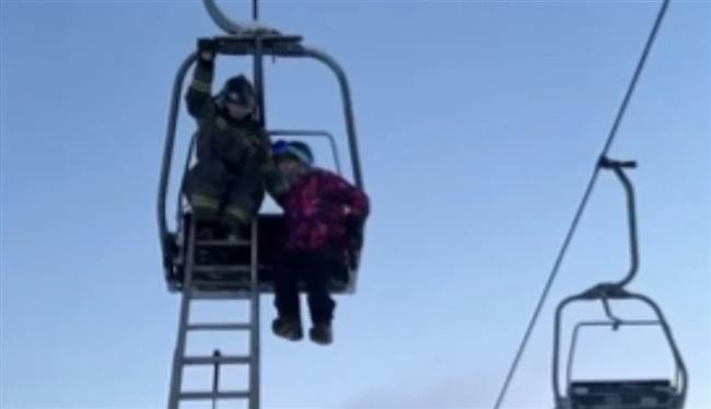 بين الموت والحياة.. 50 شخصًا معلقون وسط السماء في صقيع موسكو (فيديو)