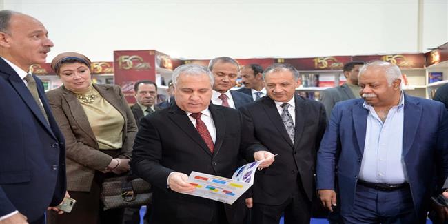 جولة موسعة لرئيس الهيئة الوطنية للصحافة بأجنحة المؤسسات القومية في معرض الكتاب