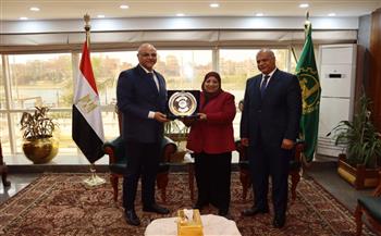 محافظ القليوبية يكرم مدير المديرية المالية لبلوغها سن المعاش