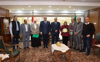 محافظ القليوبية يكرم مدير المديرية المالية لبلوغها سن المعاش