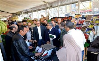 محافظ الدقهلية يتفقد المعرض الدائم للسلع الغذائية بشارع عبد السلام عارف بحي غرب المنصورة