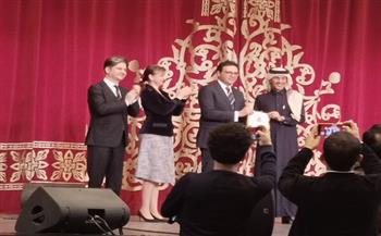 تكريم ضيف الشرف رومانيا أوليفيا تودرين في حفل ختام معرض القاهرة الدولي للكتاب في دورته الـ57