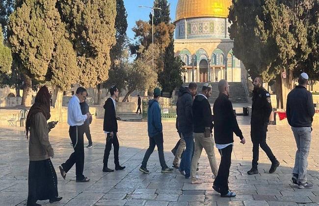 مستوطنون يقتحمون الأقصى ويؤدون طقوسًا تلمودية في باحاته