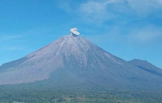 إندونيسيا: ثوران بركان "سيميرو" 7 مرات خلال 3 ساعات بجاوة الشرقية
