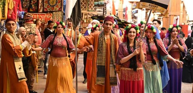 كرنفال استعراضي لفرق مهرجان أسوان الدولي للفنون الشعبية