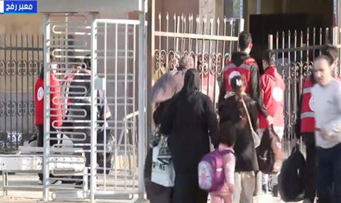 الدفعة الثالثة من الفلسطينيين تعبر رفح والإسعاف ينقل الحالات الحرجة للمستشفيات