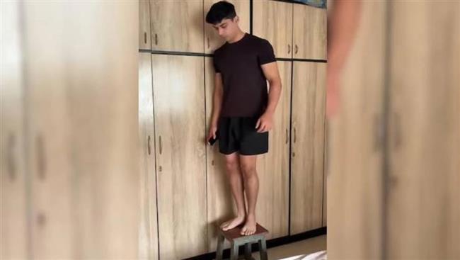 شاهد.. هندي يمشي 10 آلاف خطوة يومية على كرسي خشبي