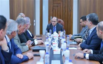 رئيس هيئة الدواء يناقش قرار تجديد الاشتراطات الفنية للمصانع 