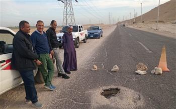 إصلاح هبوط أرضي مفاجئ بالطريق الصحراوي الغربي، تجاه "قنا - المحروسة"