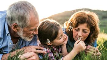 للأجداد.. 7 أشياء صغيرة تبقى محفورة في قلب الأحفاد