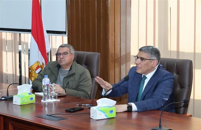 محافظ الجيزة يبحث مع رؤساء الأحياء الارتقاء بمستوى النظافة والمظهر الحضاري