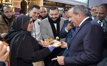 محافظ بورسعيد يفتتح معرض "رمضان الخير" الذي ينظمه حزب الشعب الجمهوري بالثلاثيني