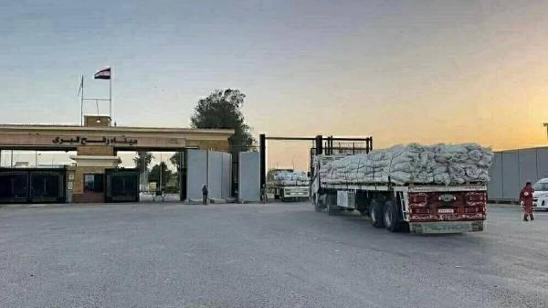 قافلة "زاد العزة" الـ 132 تدخل إلى الفلسطينيين في قطاع غزة