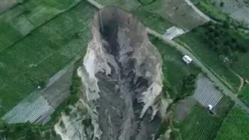 مشهد لا يصدق.. حفرة عملاقة تبتلع أراضي زراعية في إندونيسيا (فيديو)