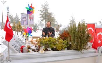 تركي يجلب القهوة لزوجته في قبرها منذ 3 سنوات