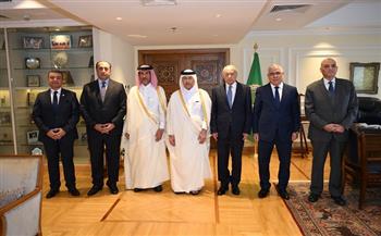 النائب العام ونظيره القطري يبحثان مع الأمين العام للجامعة العربية تعزيز التعاون القضائي العربي