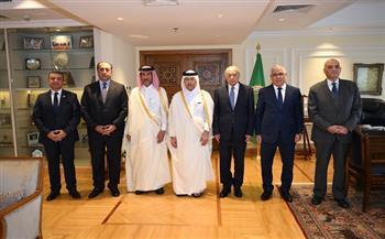 النائب العام ونظيره القطري يبحثان مع الأمين العام للجامعة العربية تعزيز التعاون القضائي العربي
