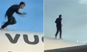 فيديو.. شاب يصعد فوق سقف طائرة ليركض ويشرب مشروبًا