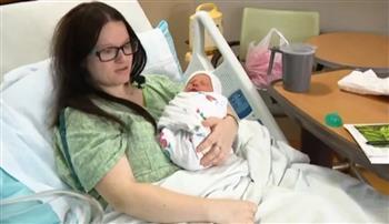 لم تعلم بحملها.. موظفة تتفاجأ بولادتها داخل مقر عملها