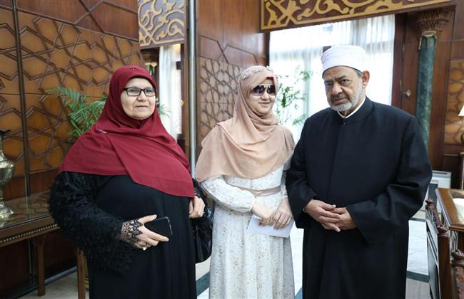 شيخ الأزهر يستقبل الطالبة الكفيفة مريم ويوجه بتبني موهبتها وتلبية احتياجاتها 