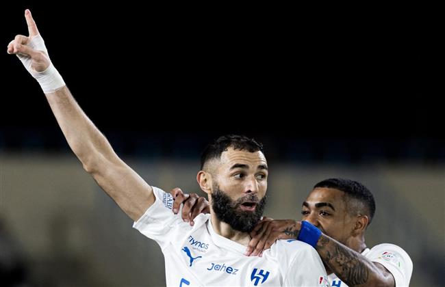 الدوري السعودي.. كريم بنزيما يفتتح أهدافه مع الهلال في مرمى الأخدود