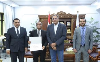 محافظ قنا يكرم العاملين بمركز سيطرة الشبكة الوطنية للطوارئ