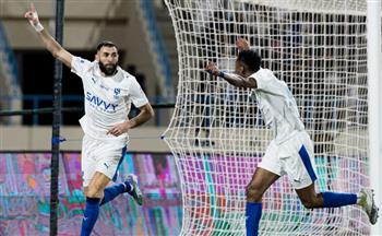 الدوري السعودي.. كريم بنزيما يفتتح أهدافه مع الهلال في مرمى الأخدود
