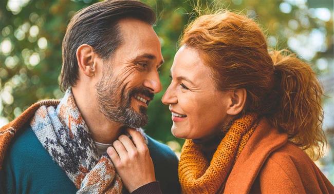 علامات تثبت حب زوجك لك دون قول "أحبك".. تعرفي عليها