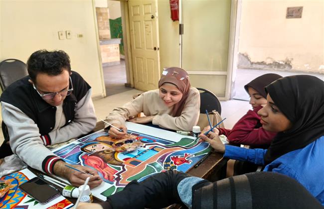بمشاركة طلاب الجامعة وهواة الفن التشكيلي.. قصور الثقافة تختتم مشروع "مقتطفات حرفية" بالفيوم