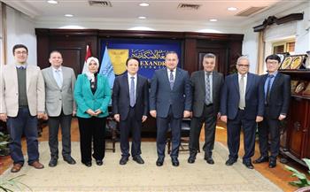 رئيس جامعة الإسكندرية يستقبل خبير دولي في جراحات المريء بالمعهد القومي للأورام ببكين