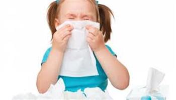 أضرار صحية تعود على طفلك جراء كتم العطسة.. تعرفي عليها