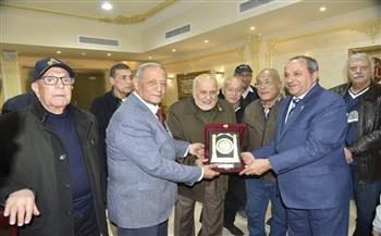 محافظ بورسعيد يستقبل قدامى قادة "وحدات الصاعقة" بالقوات المسلحة خلال زيارتهم لبورسعيد