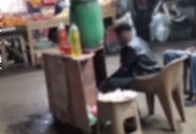 كشف ملابسات فيديو تضمن قيام أجنبي ببيع مواد بترولية معبأة داخل زجاجات بلاستيكية بالجيزة