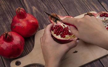 لربات البيوت.. حيلة سريعة لتقشير الرمان في دقيقتين فقط