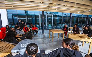 "لورا جورج" تزور مقر اتحاد الكرة وتجتمع بلاعبات المنتخب