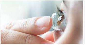 هل استخدام قطرات ومحاليل العين والعدسات اللاصقة يُفطر الصائم؟.. أمينة الفتوى تجيب