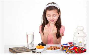 متى نبدأ تعويد الأطفال على الصيام؟.. استشارية أسرية توضح