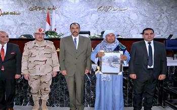 محافظ سوهاج ومدير جمعية المحاربين القدماء ومدير الأمن يكرمون أسر الشهداء ومصابي العمليات الحربية