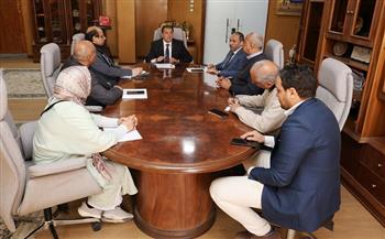 رئيس جامعة قنا يناقش إعداد لائحة الدراسات العليا ببرنامج الحاسبات والذكاء الاصطناعي بالجامعة الأهلية