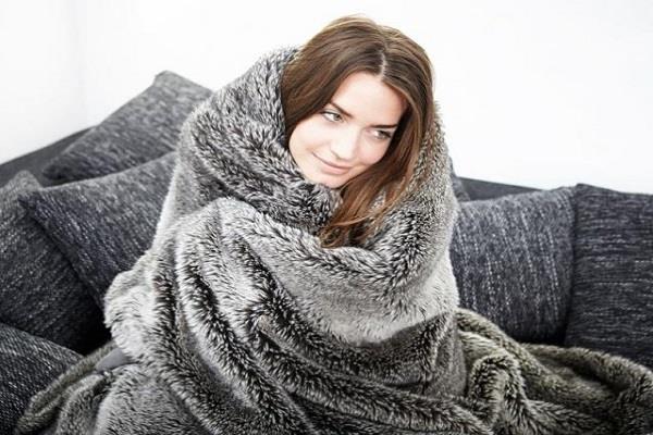 7  أسباب وراء شعور المرأة بالبرد في عز الحر.. منها فقر الدم