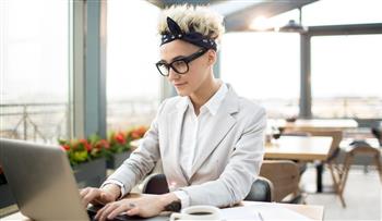 سمات نفسية مشتركة بين من يغيرن لون شعرهن باستمرار.. تعرفي عليها